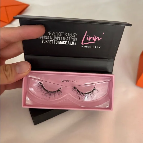 Glamnetic magnetic lashes - Picture 3 of 4